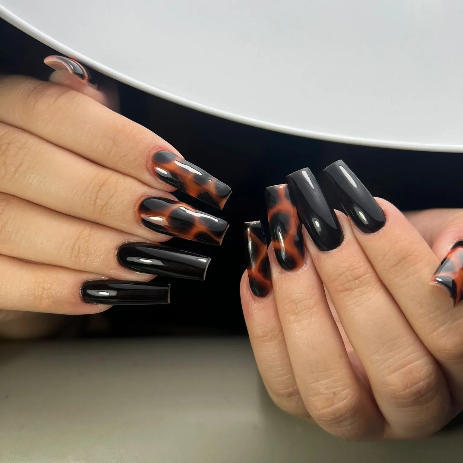 Uñas largas coffin en negro y carey ámbar