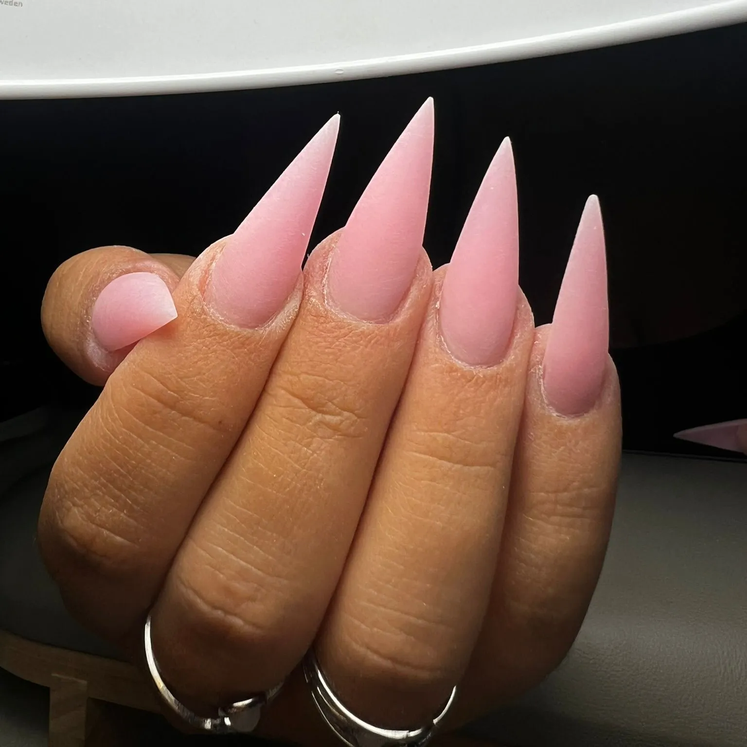 Uñas stiletto largas en rosa nude mate
