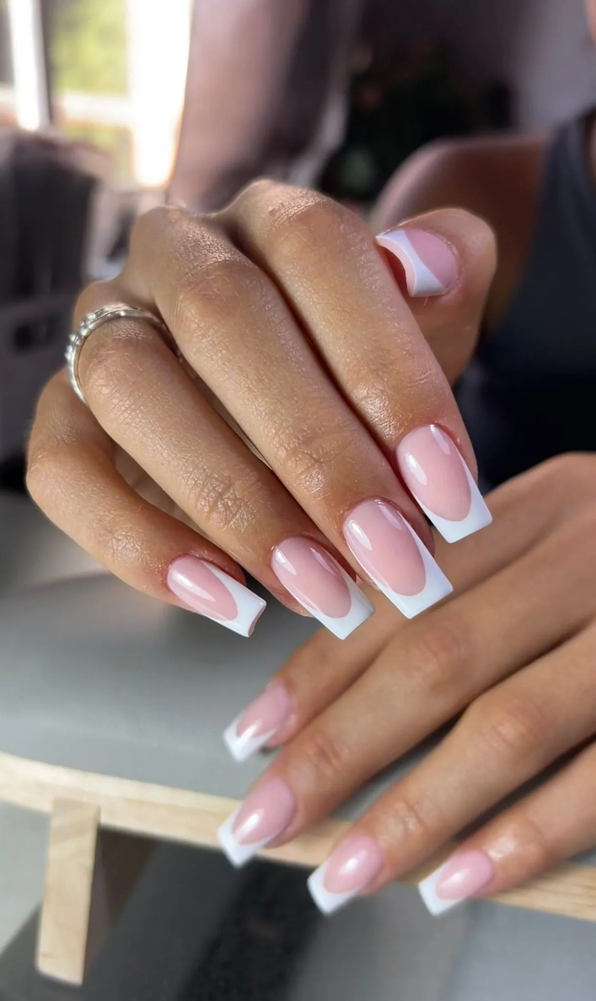 Manicura francesa clásica en uñas square largas