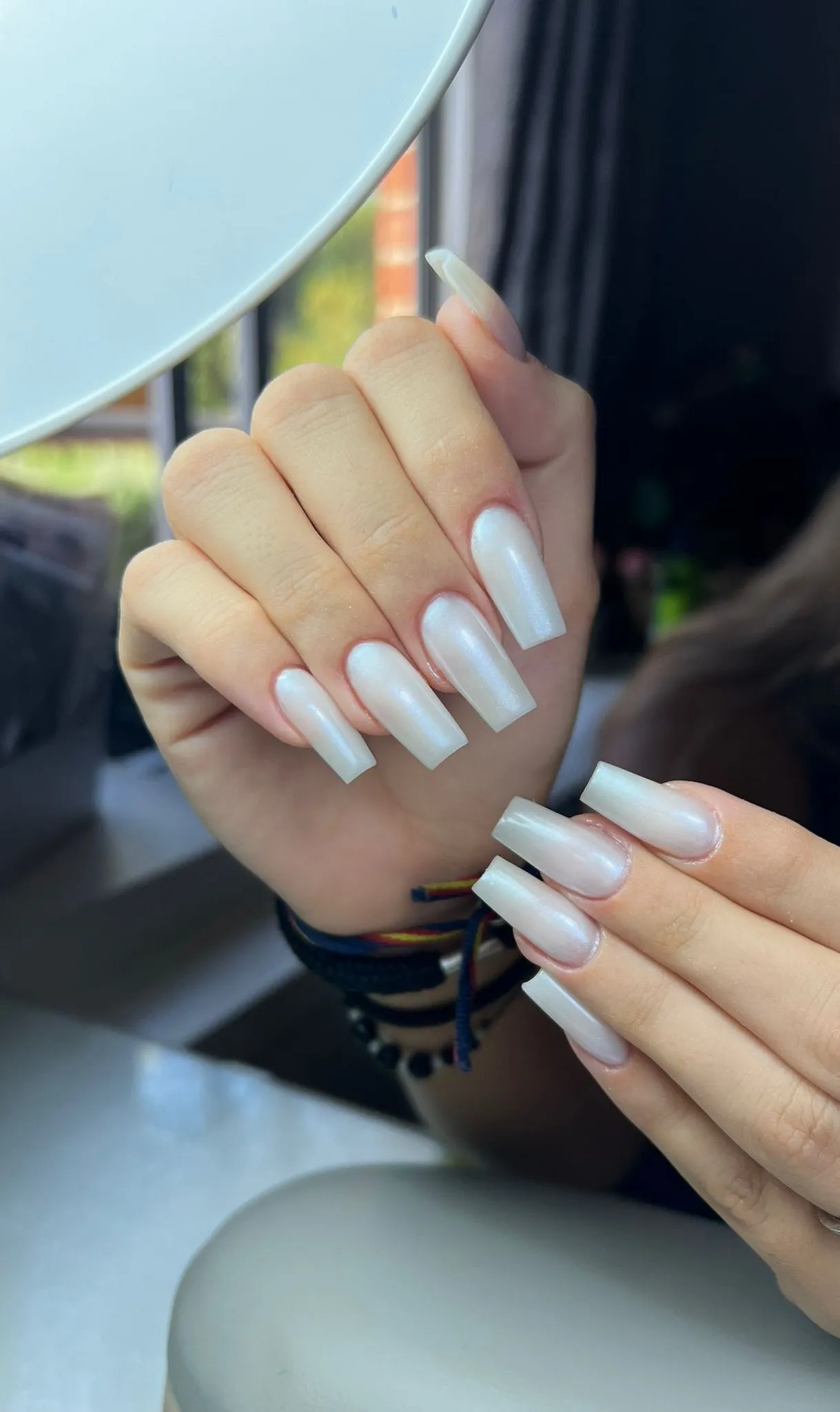 Uñas coffin con efecto chrome blanco perlado