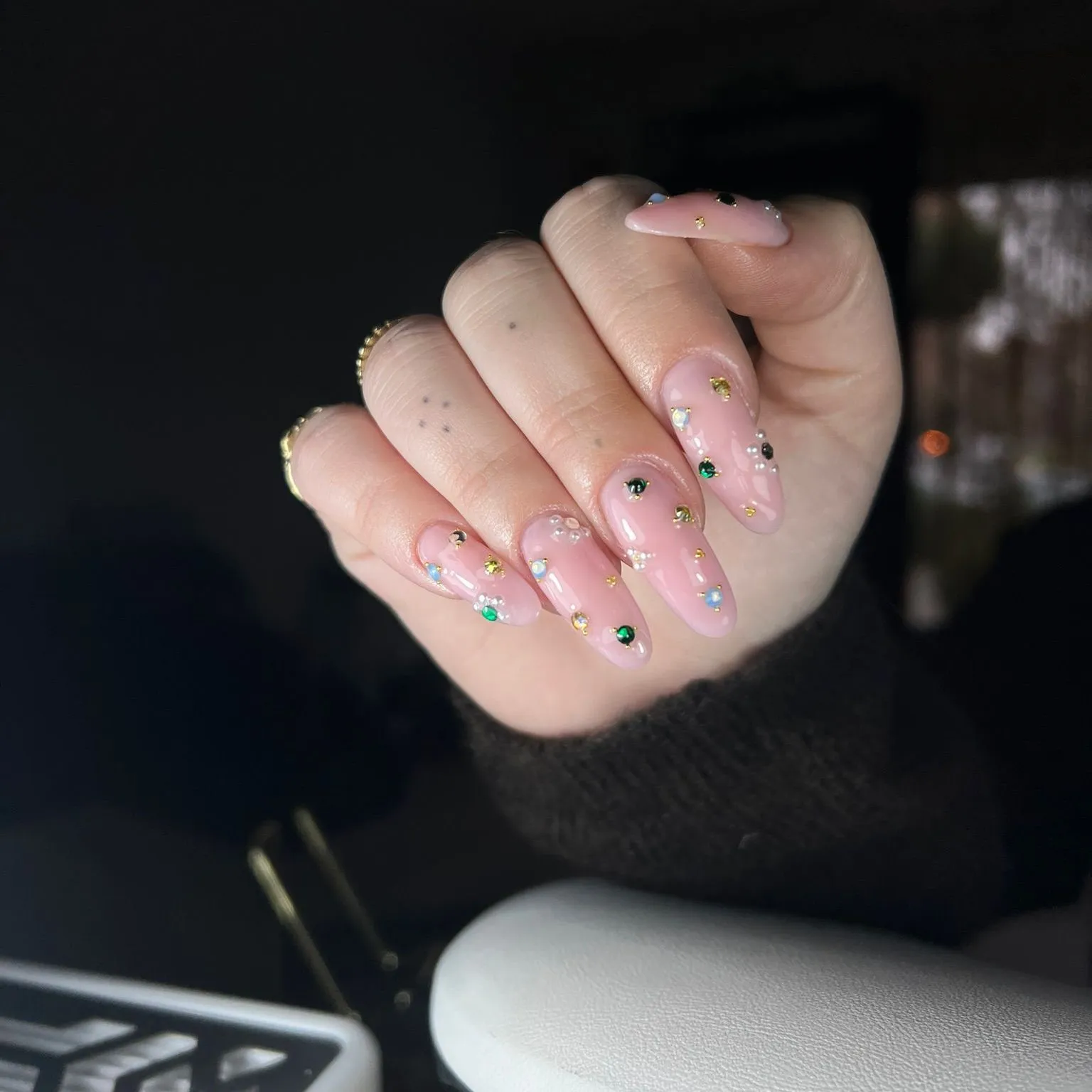 Uñas almendradas nude con cristales y perlas dispersos