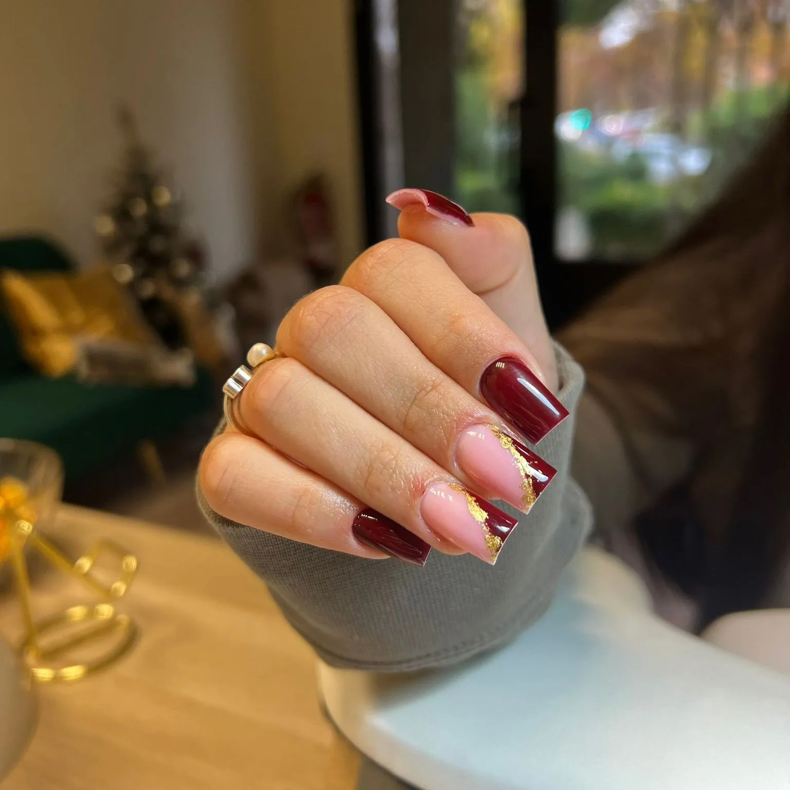 Uñas square en burdeos con francesa invertida y pan de oro