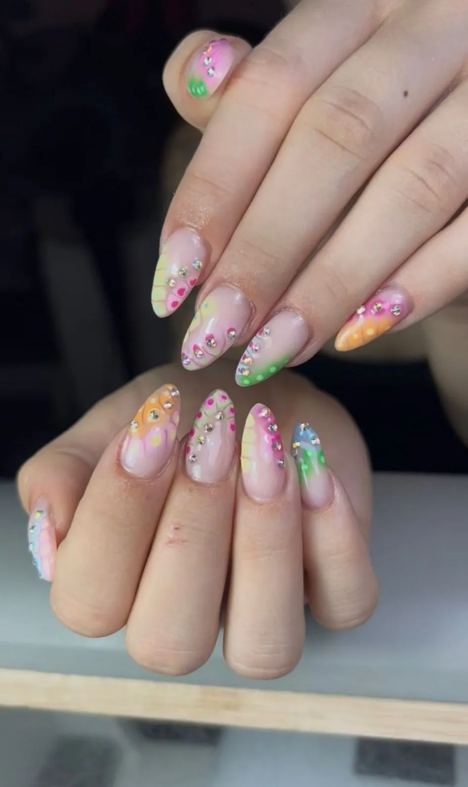 Manicura almendrada multicolor pastel con cristales