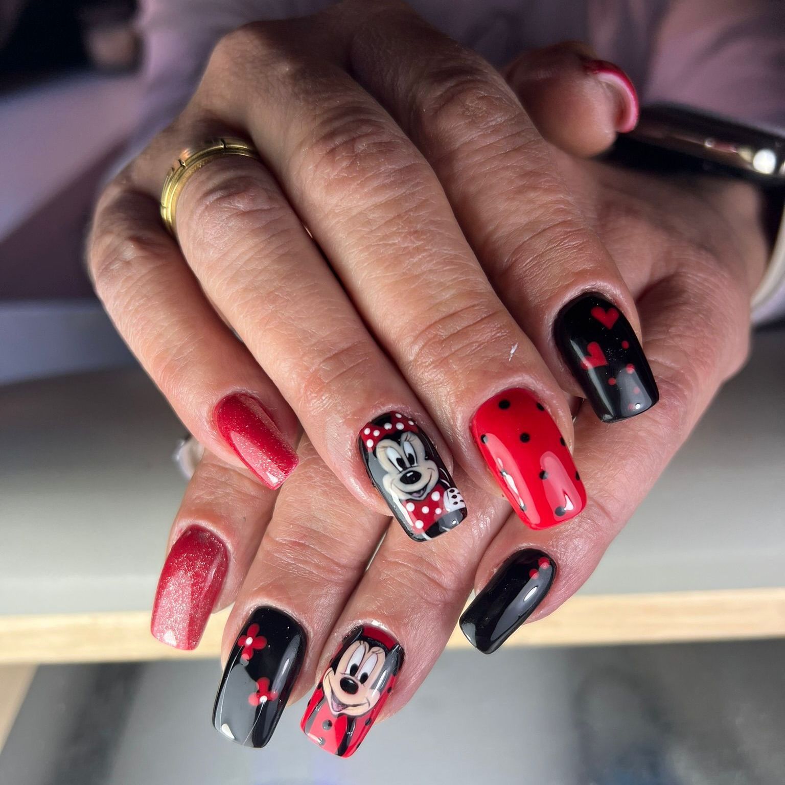Nail art temático de Minnie y Mickey en rojo y negro