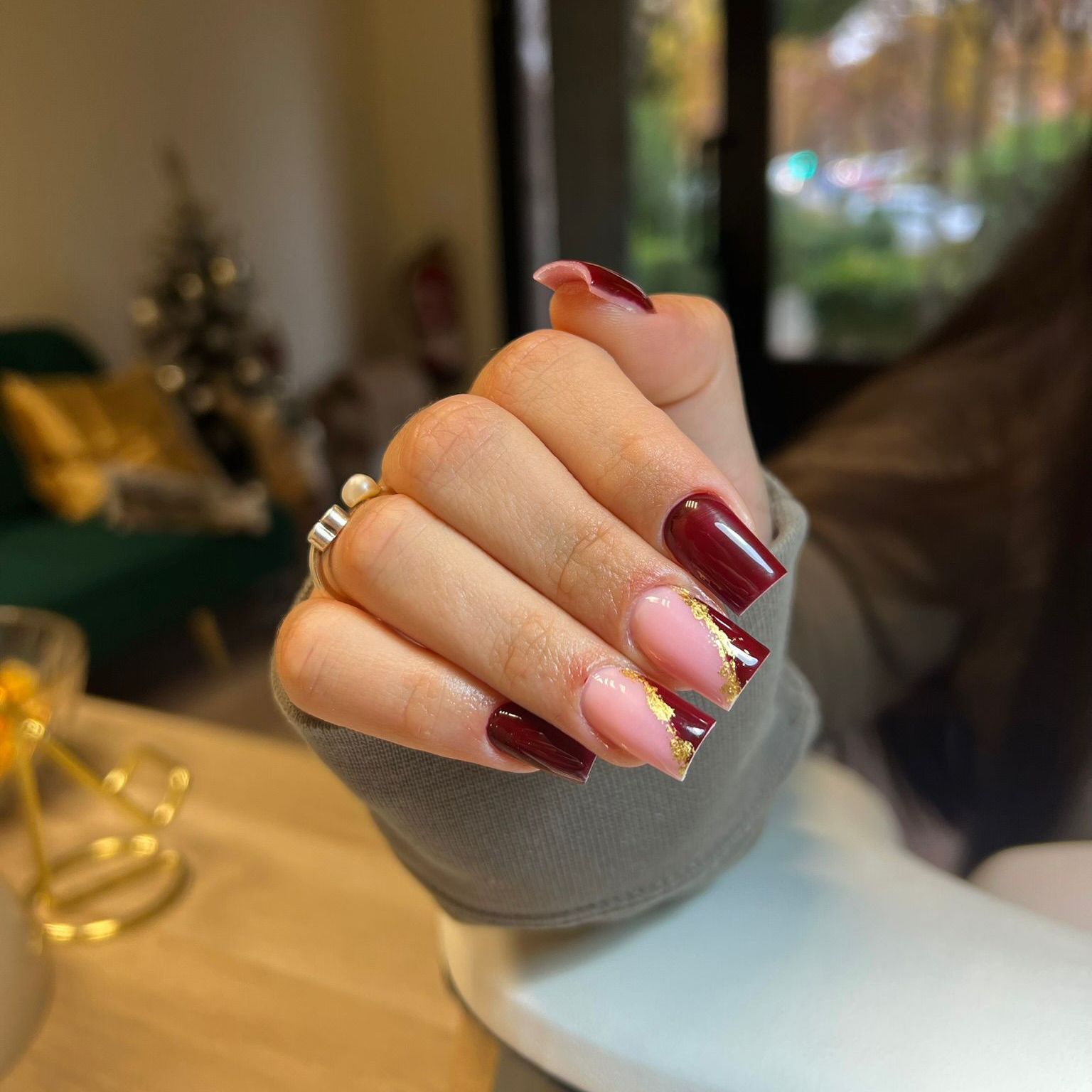 Uñas square en burdeos con francesa invertida y pan de oro