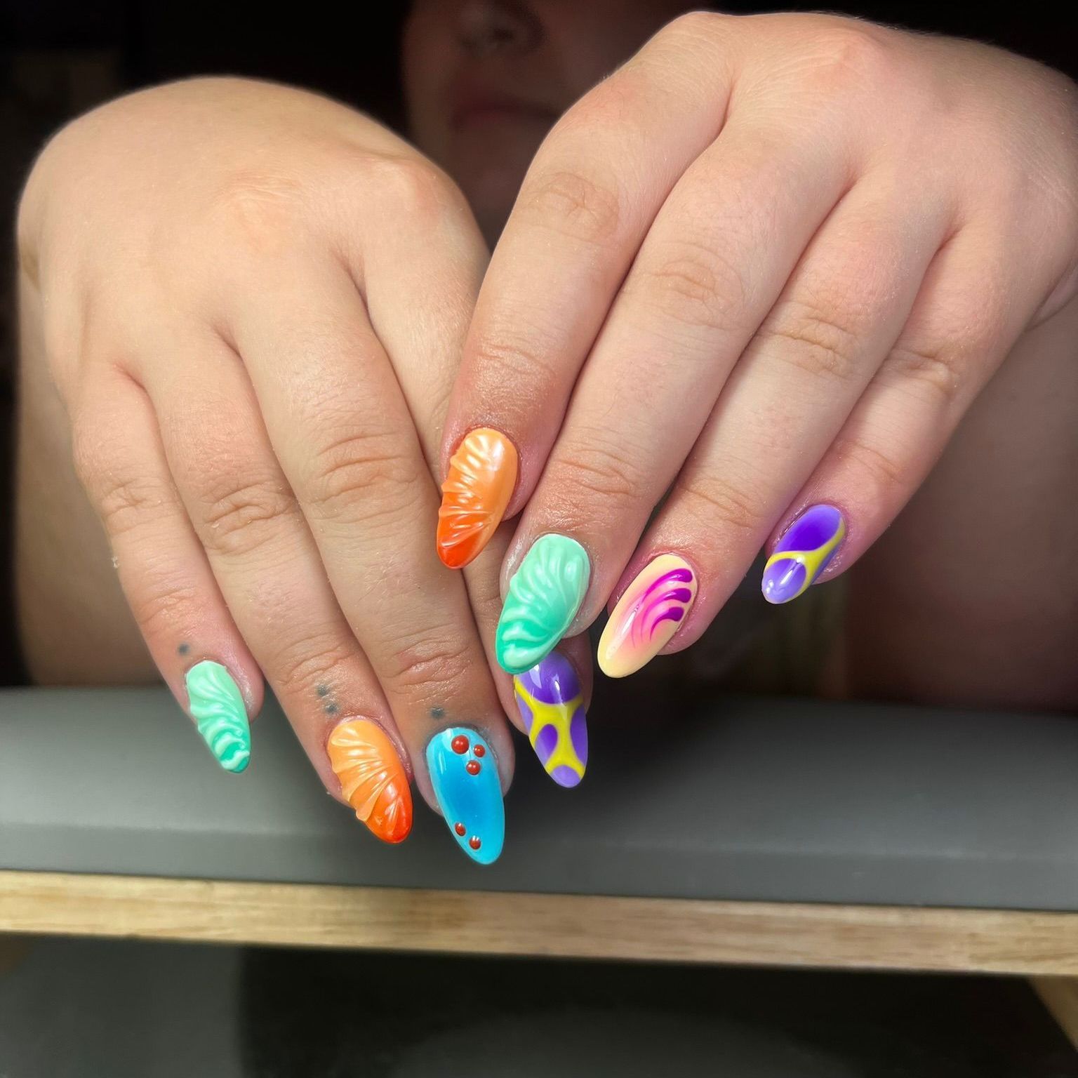 Uñas almendradas multicolor con relieve 3D